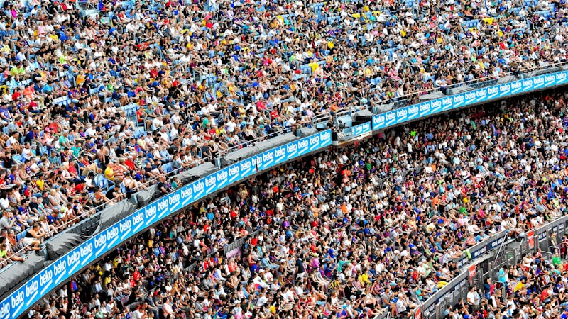 Miles de aficionados en estadio - precios IPTV España 2026 desde 4,17€ mes